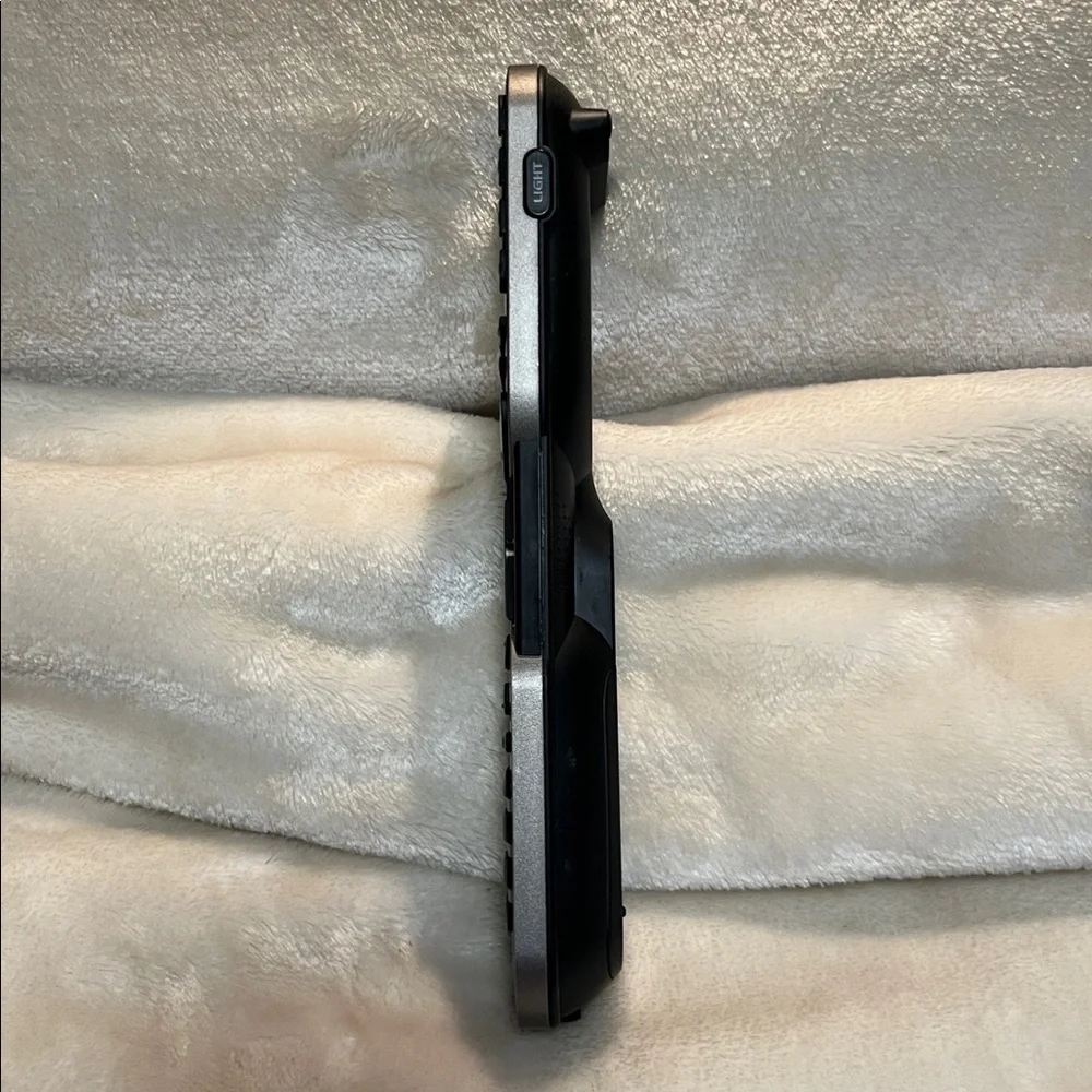 NWOT 📺 BLACK UNIVERSAL REMOTE CONTROL WITH RECHARGEABLE LITHIUM BATTERY